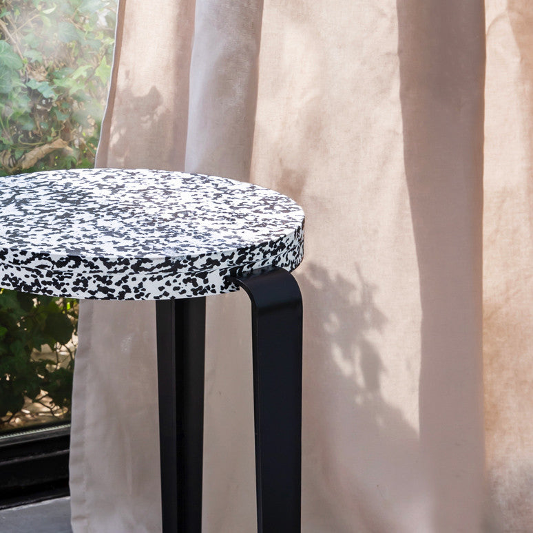 tiptoe-hocker-lou-recycelter-kunststoff-macchiato image 3