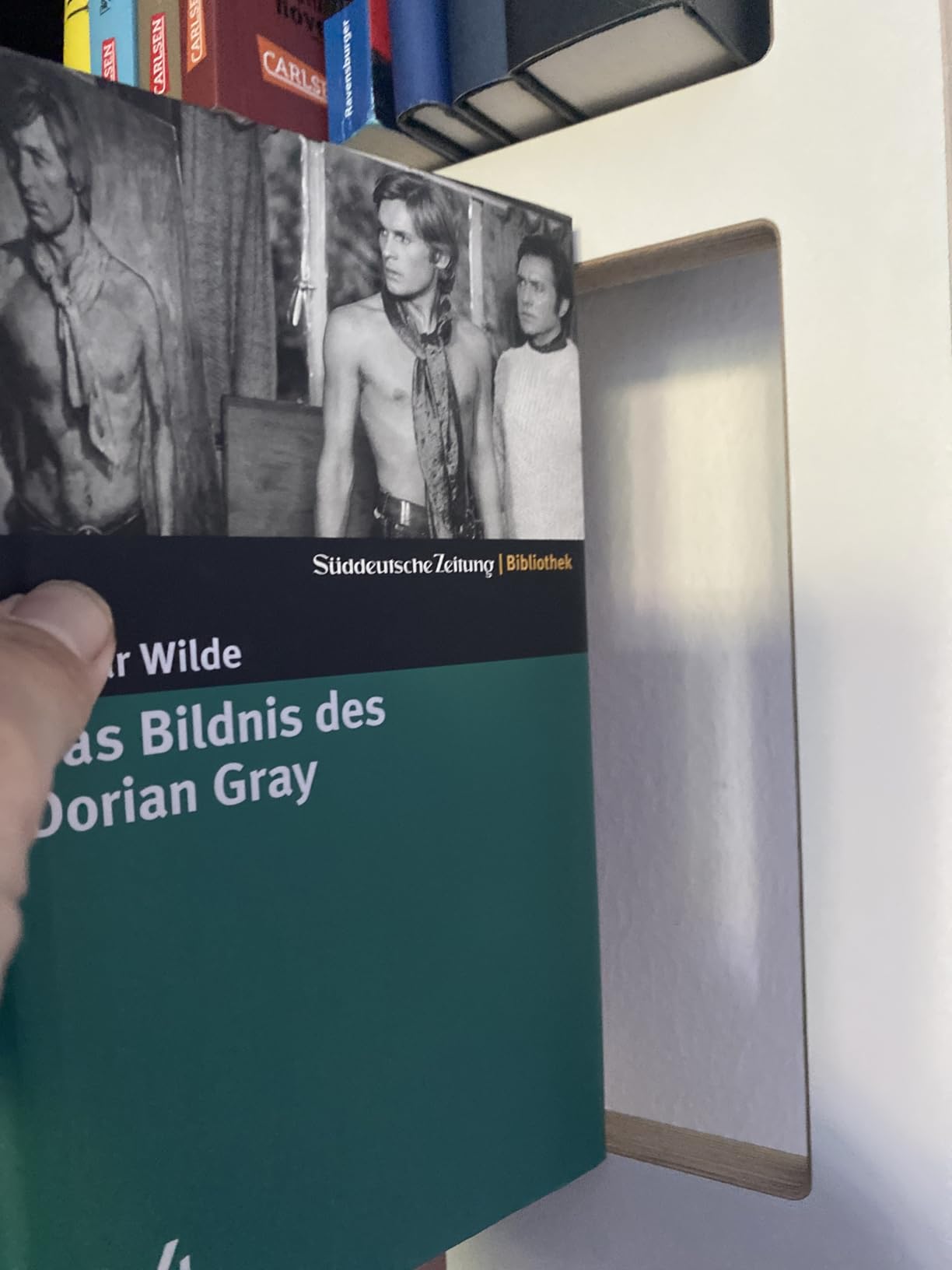 Schwebt wie unsichtbar an der Wand