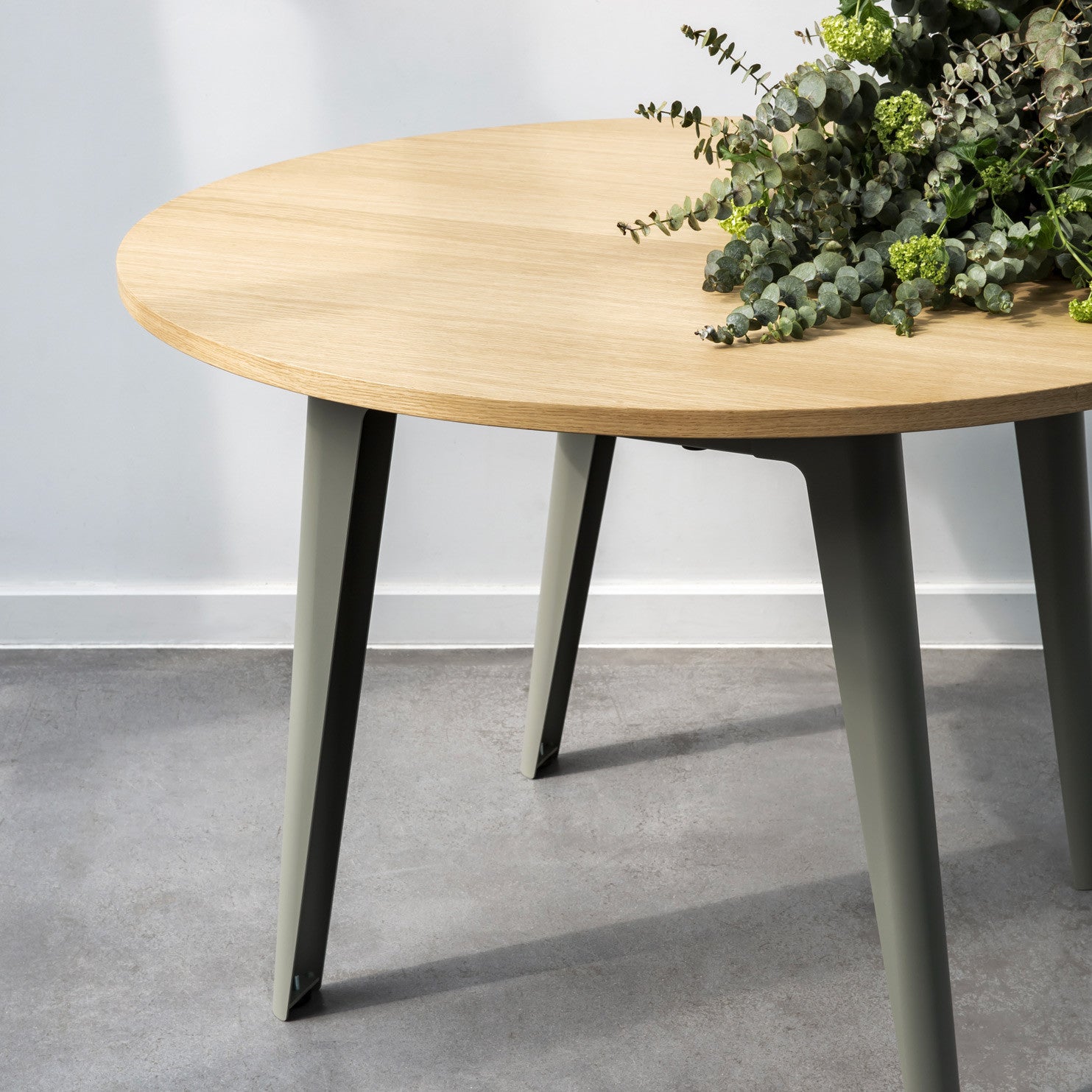 tiptoe-new-modern-runder-konferenztisch-110cm-holz-f-r-6-personen image 4
