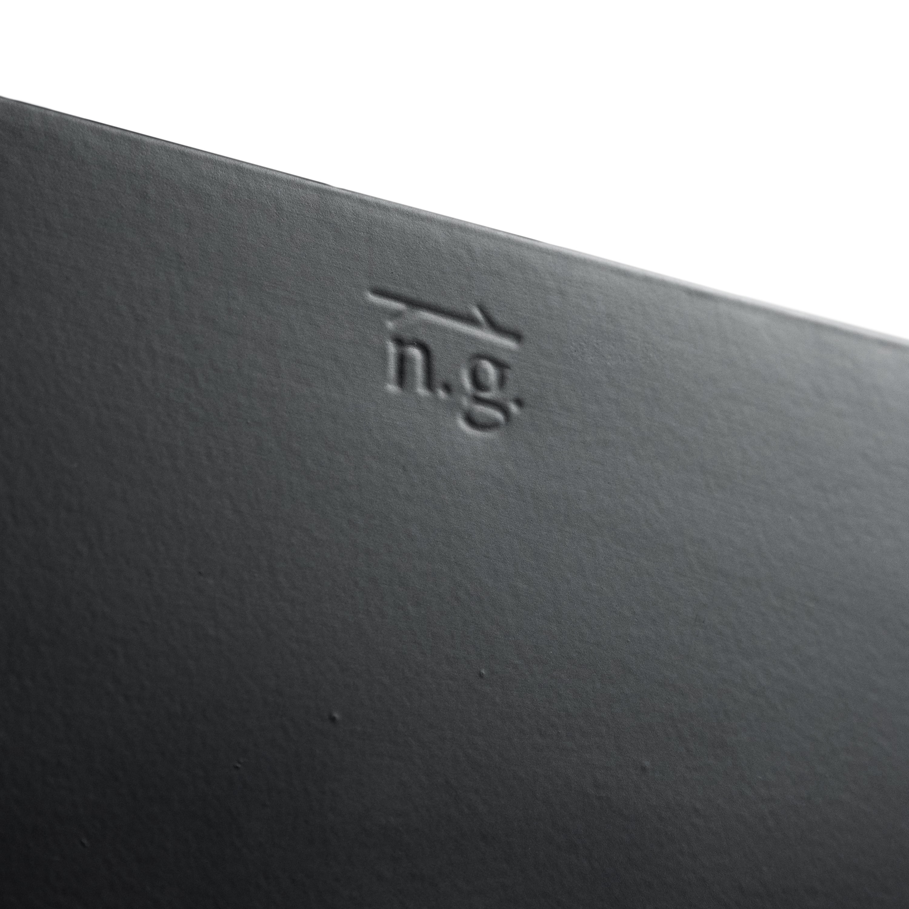 natural-goods-berlin-sheet-nachttisch-schwebendes-wandregal-nachtkonsole-metall image 5