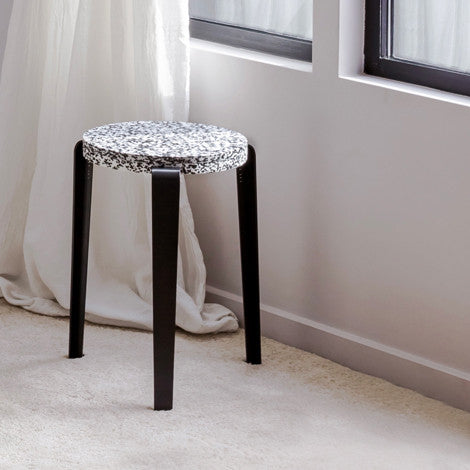 tiptoe-hocker-lou-recycelter-kunststoff-macchiato image 5