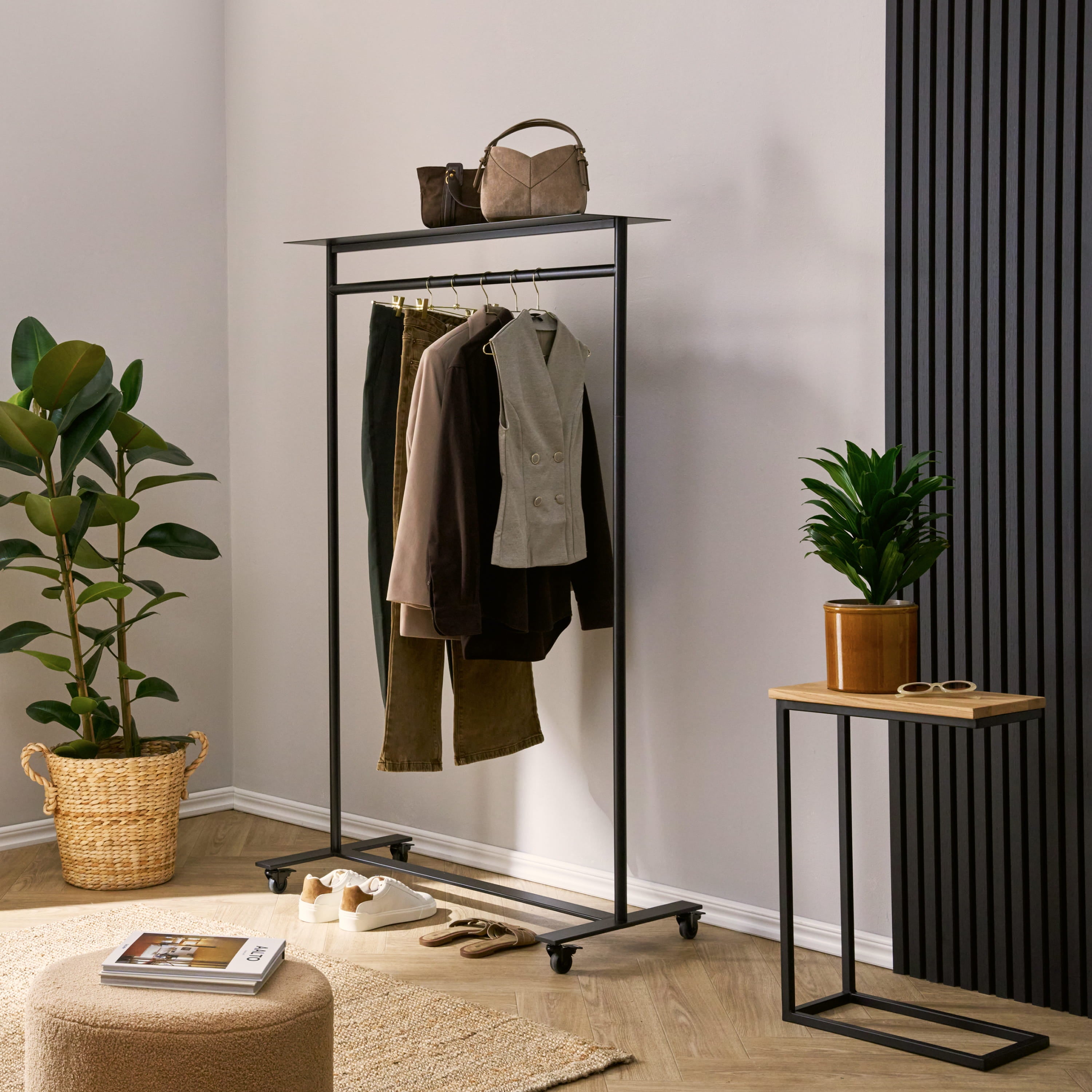 natural-goods-berlin-move-rahmen-kleiderst-nder-mit-ablage-auf-rollen image 2
