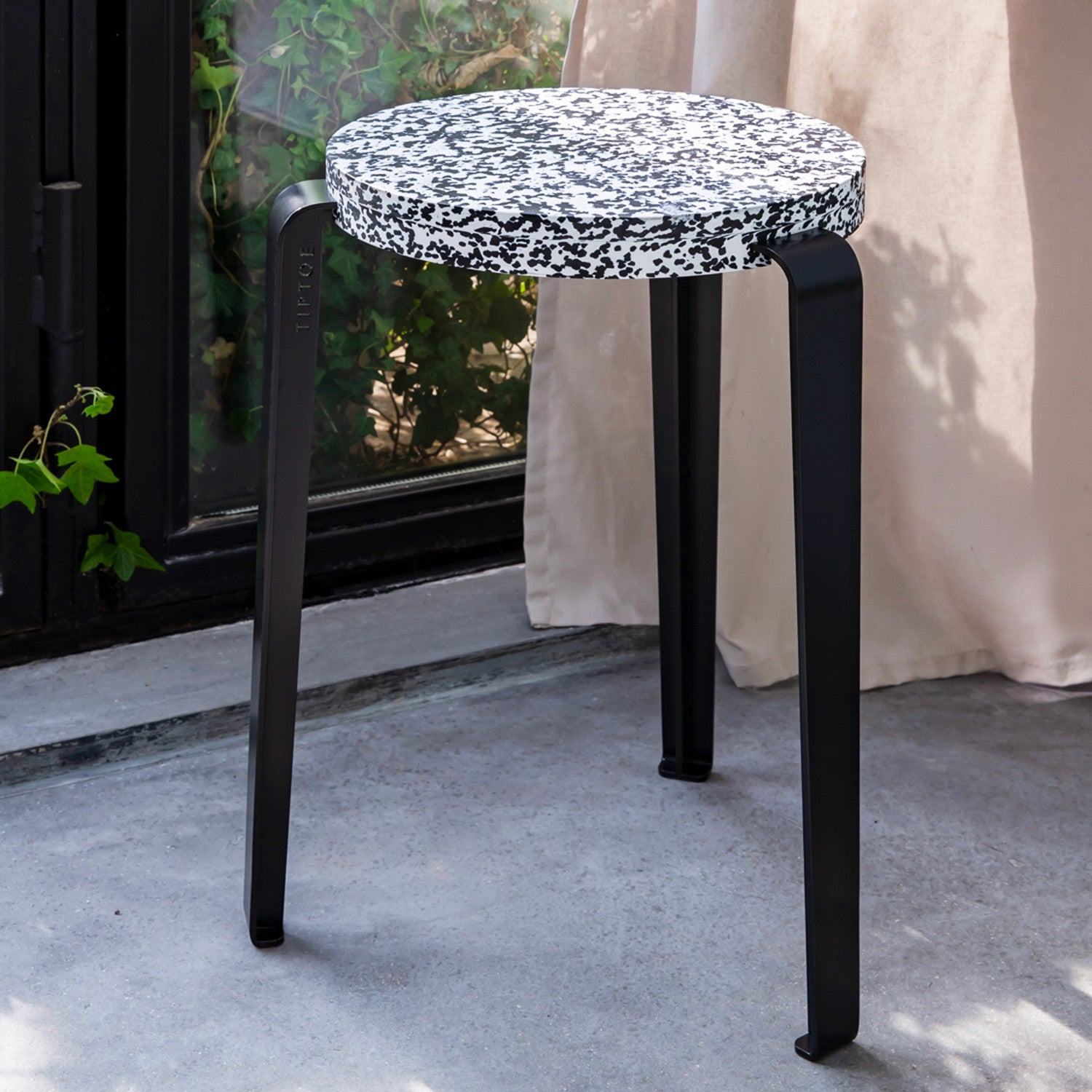 tiptoe-hocker-lou-recycelter-kunststoff-macchiato image 2