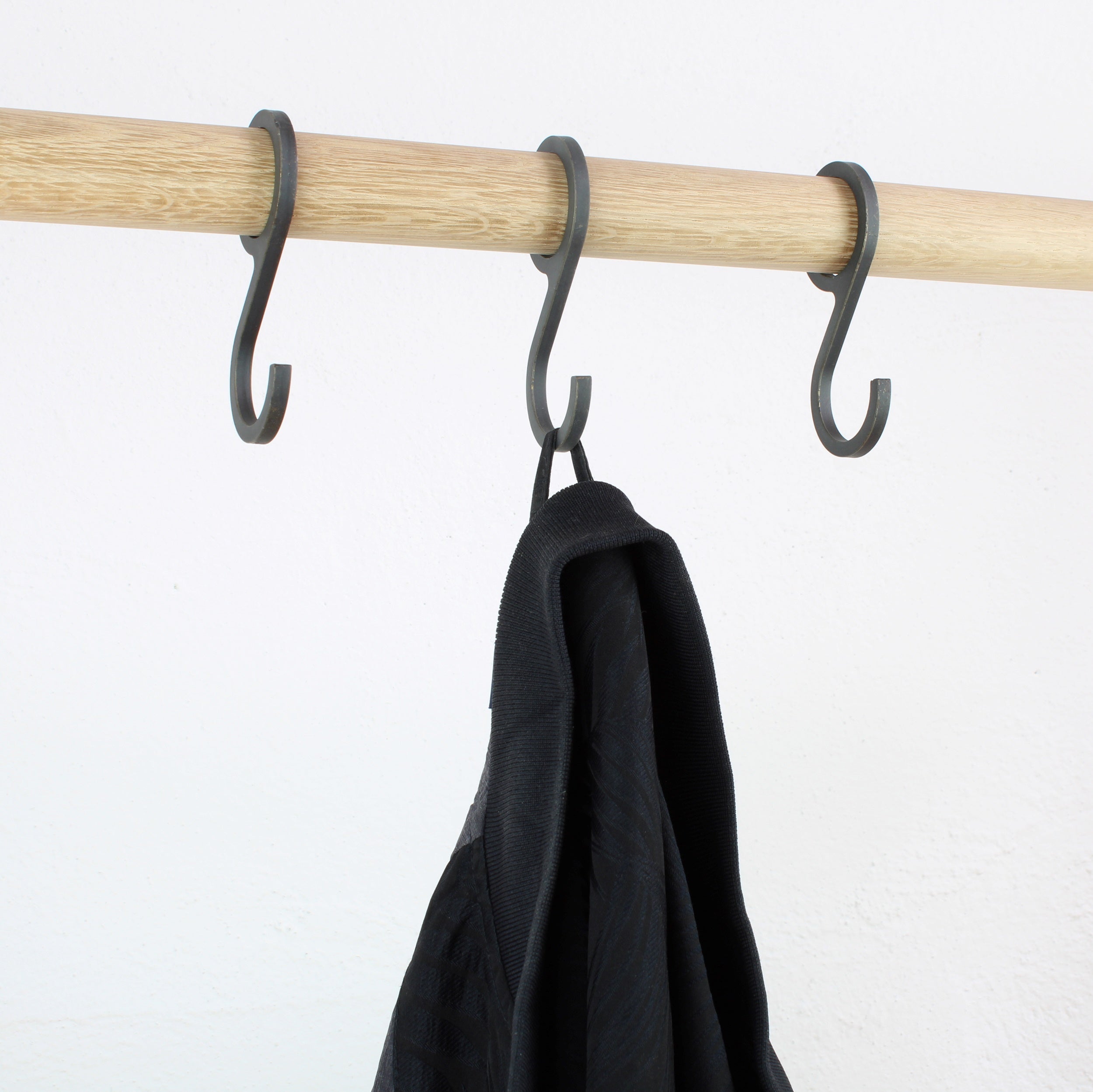natural-goods-berlin-gard-haken-hook-s-f-rmiger-kleiderhaken-aus-metall-3er-set image 4