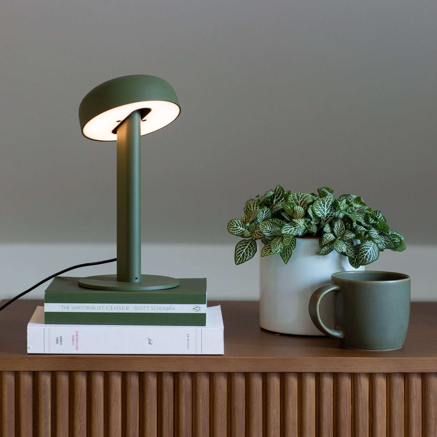 tiptoe-nod-tischlampe-minimalistische-designer-leuchte image 3