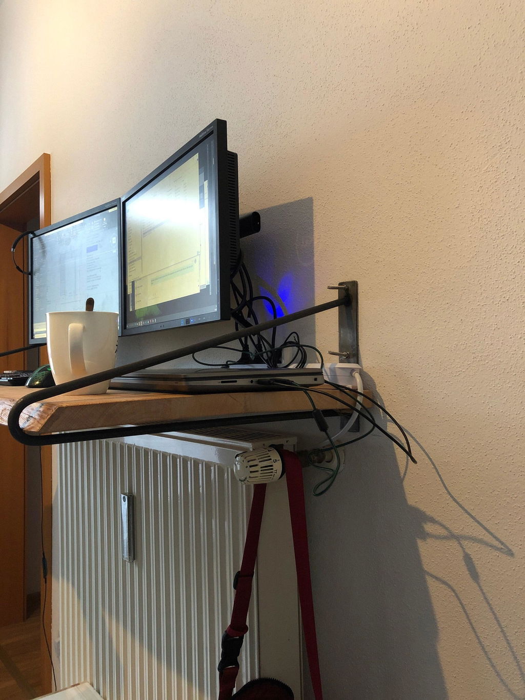 Schwebender Schreibtisch hält bombig