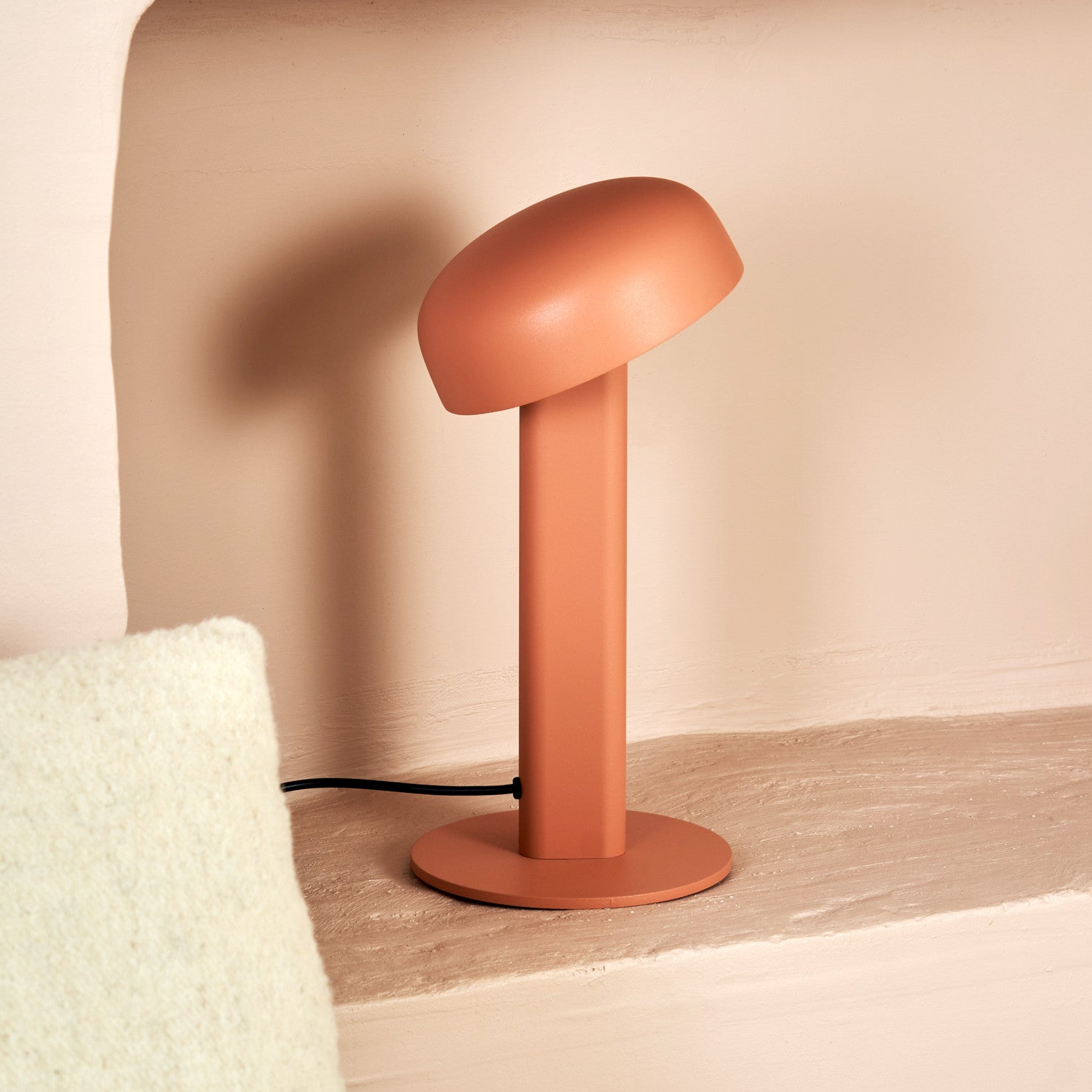 tiptoe-nod-tischlampe-minimalistische-designer-leuchte image 2