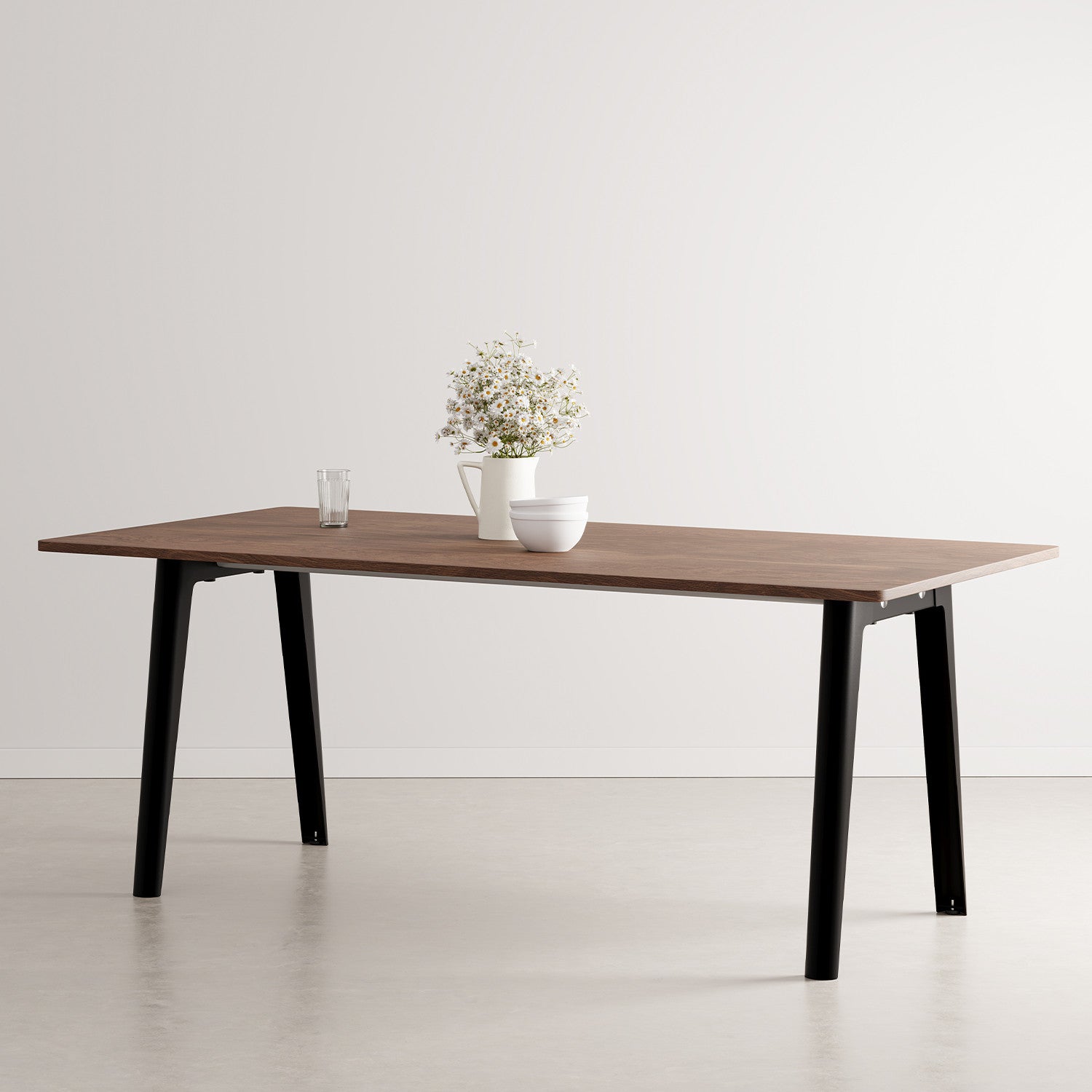 tiptoe-new-modern-esstisch-ko-zertifiziertes-walnussholz image 1