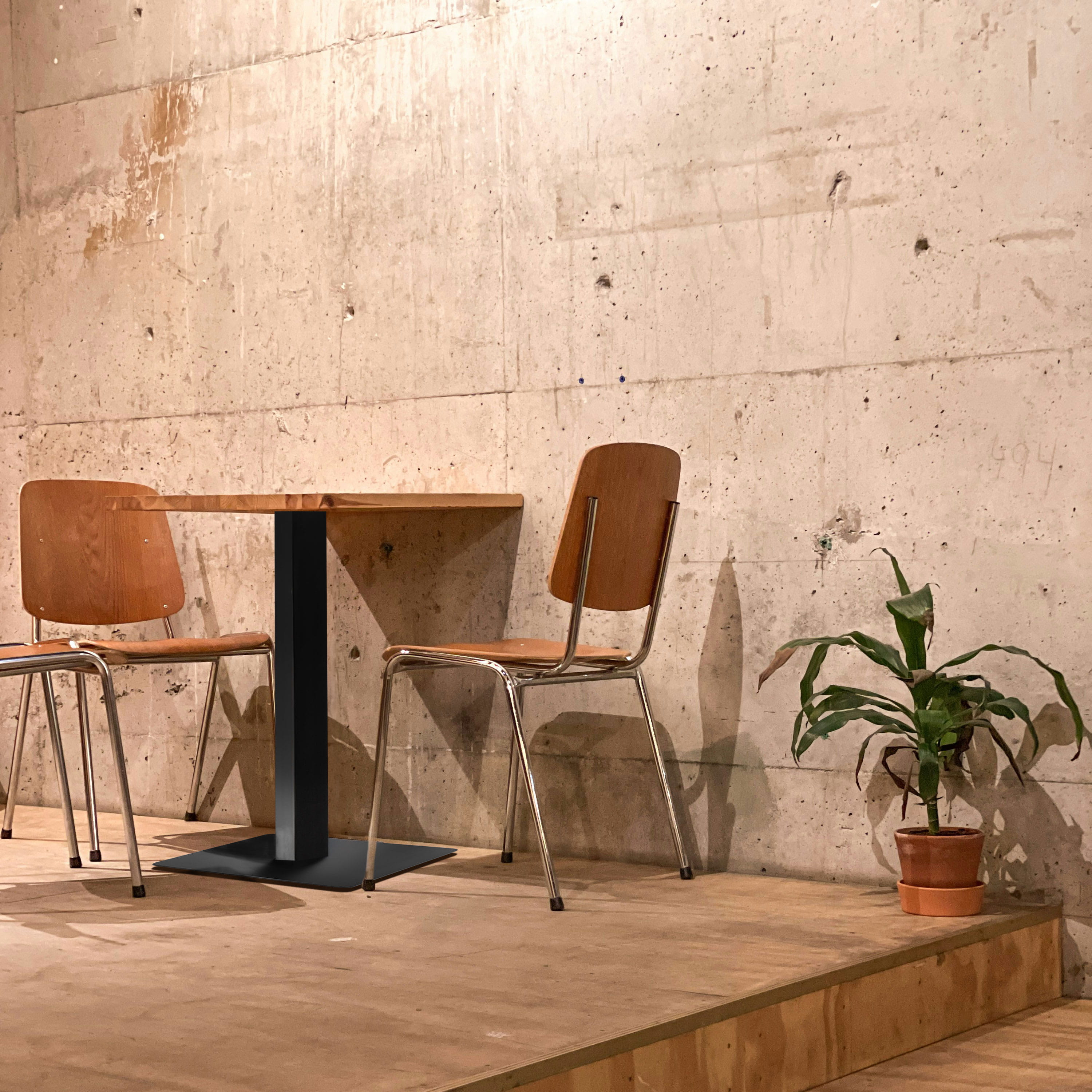 natural-goods-berlin-bistrotischgestell-single-eckig-tischs-ule-metall image 2