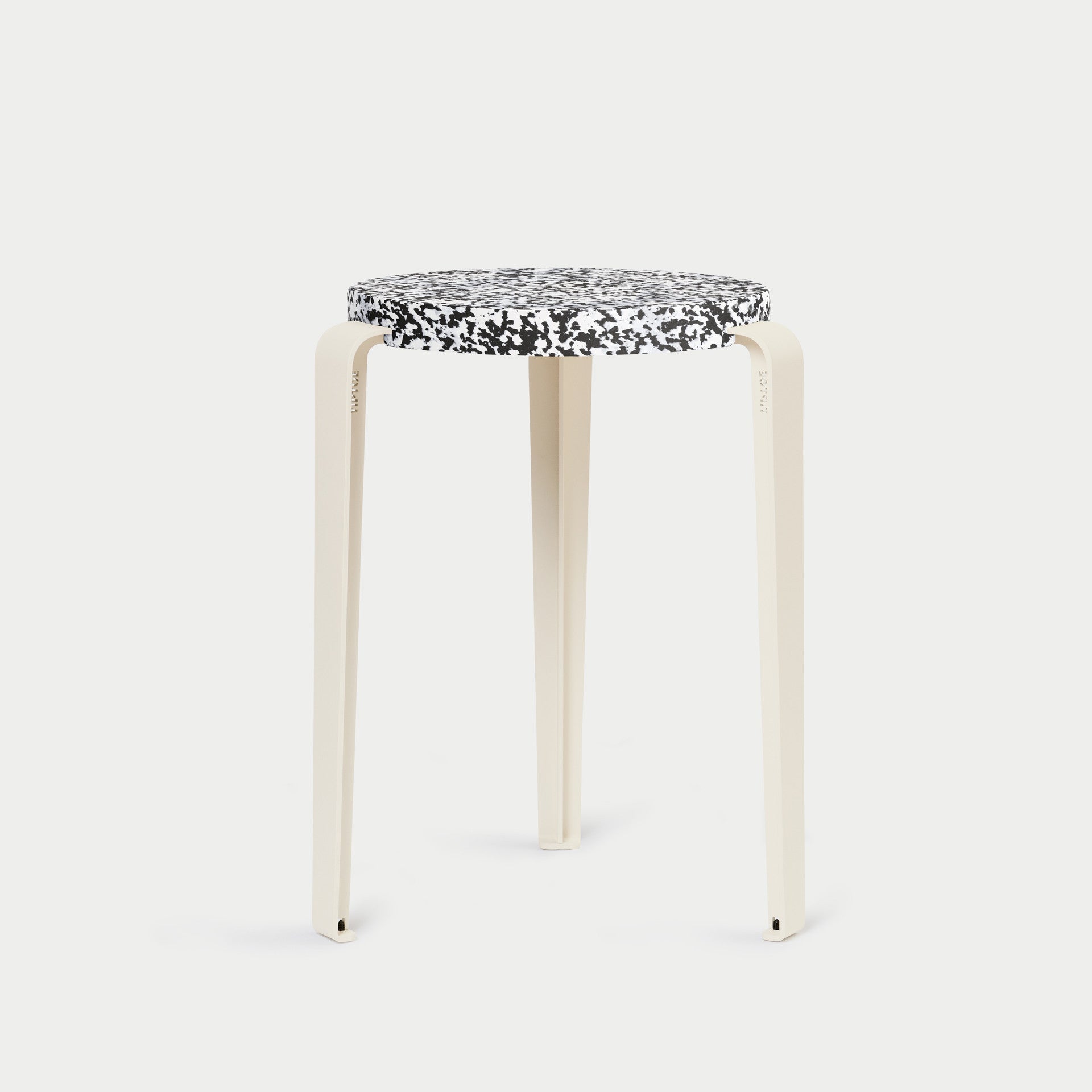tiptoe-hocker-lou-recycelter-kunststoff-macchiato image 7