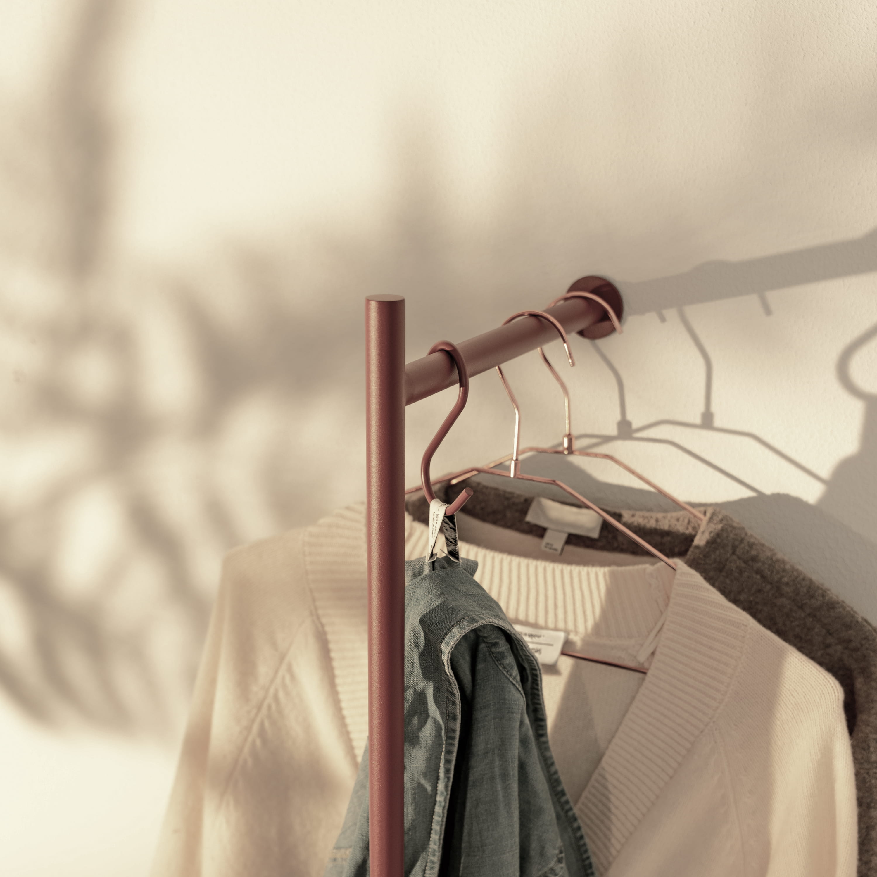 natural-goods-berlin-kleiderstange-rund-verti-wand-vertikale-wandgarderobe image 8