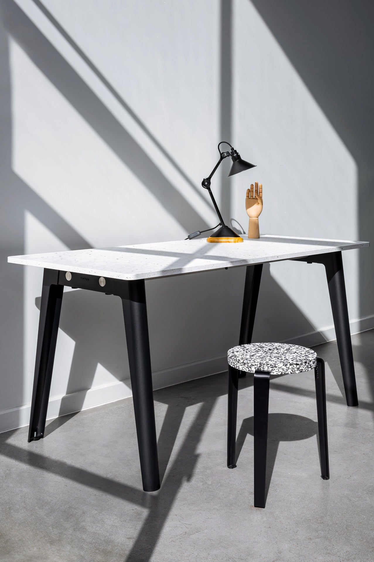 tiptoe-hocker-lou-recycelter-kunststoff-macchiato image 6