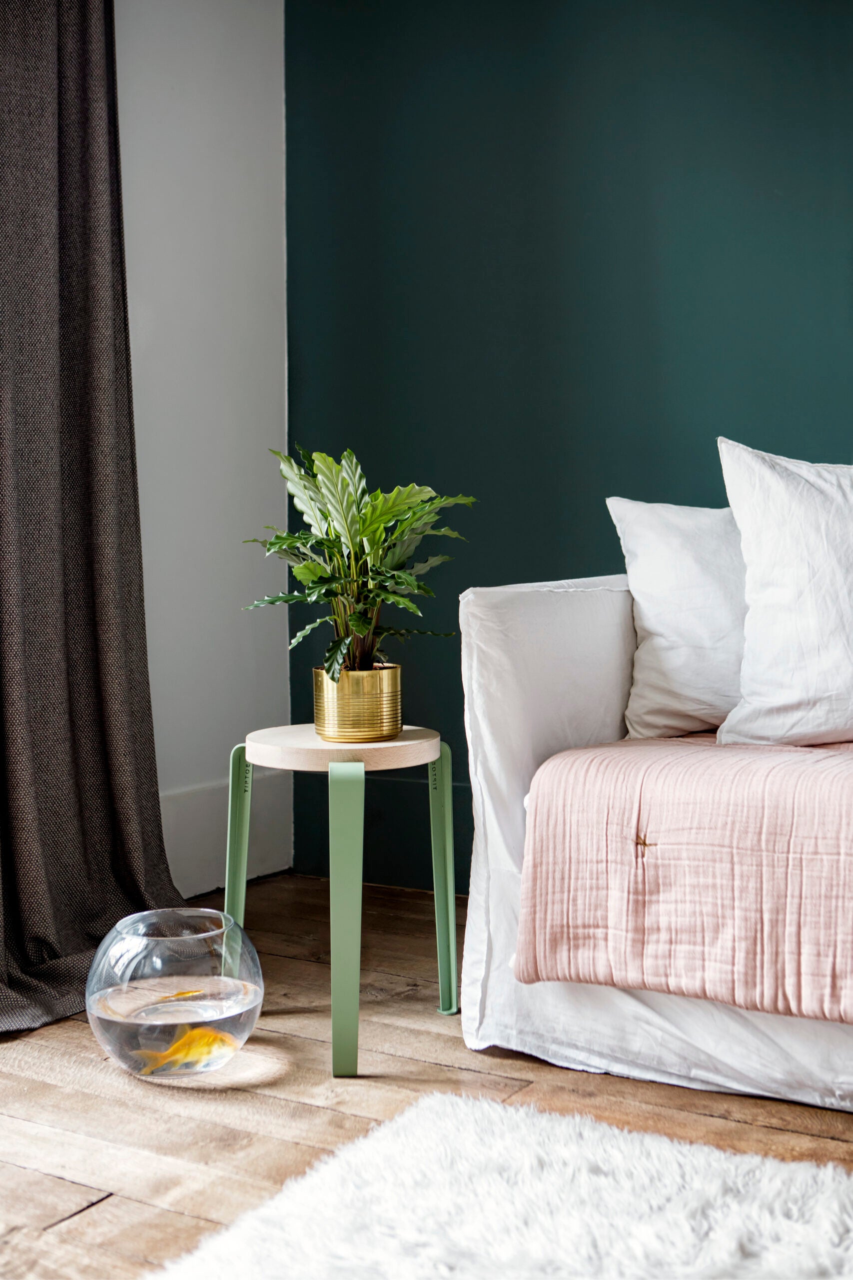 tiptoe-hocker-lou-massive-eiche-mit-stahlgestell-stapelbar image 4
