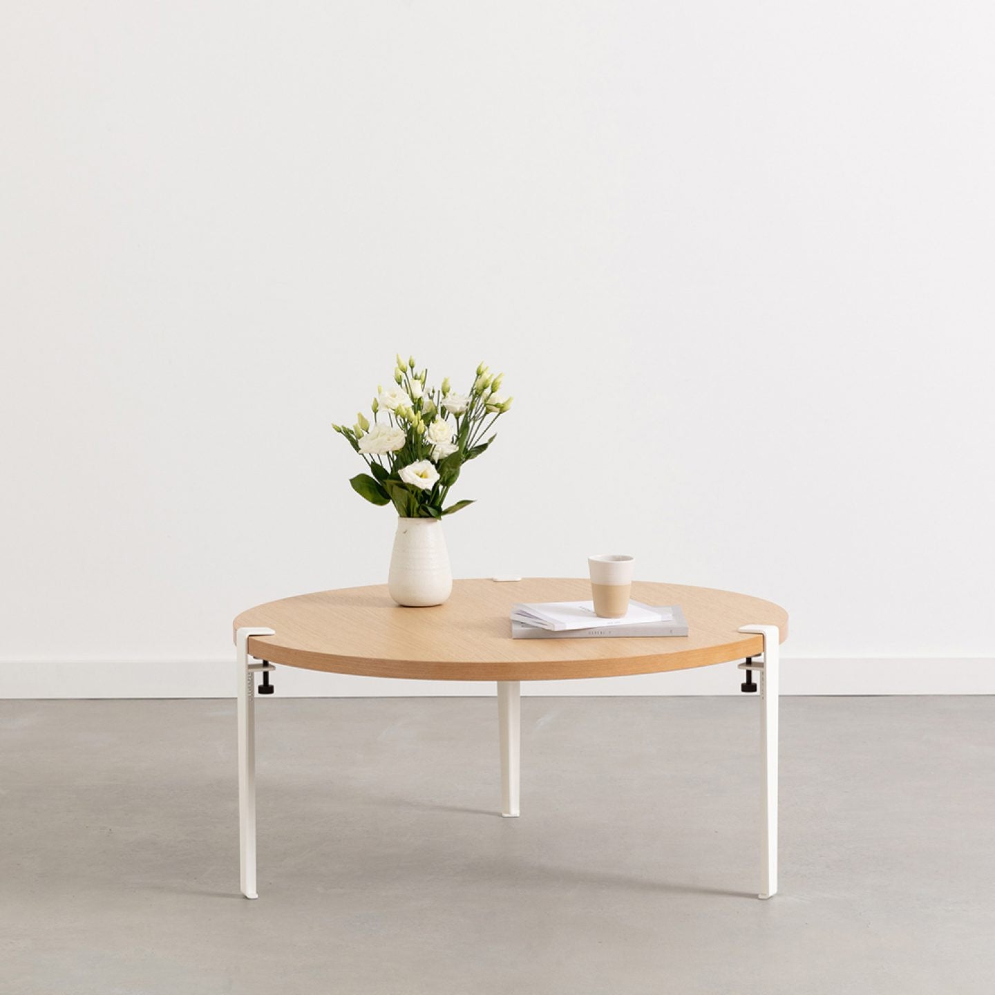 tiptoe-runder-couchtisch-90cm-massive-eiche-3-stahlbeine-43cm image 4