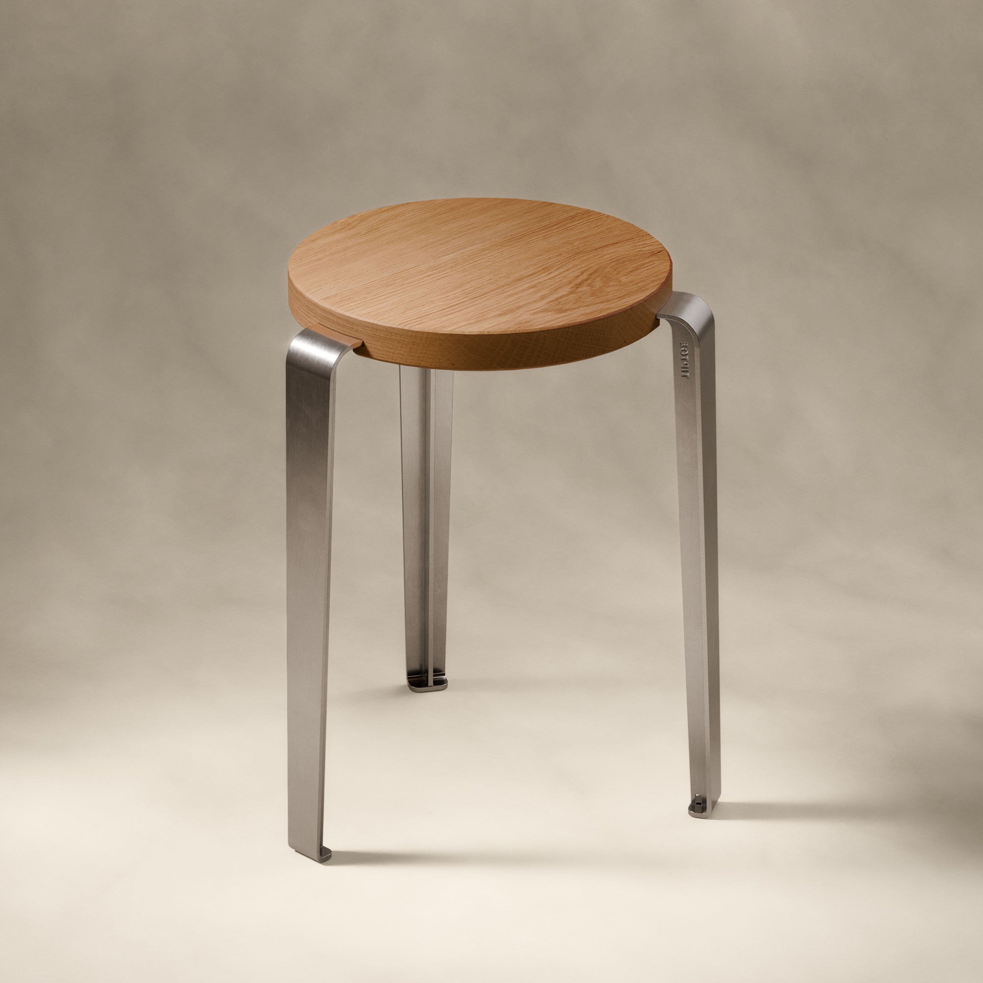 tiptoe-hocker-lou-core-edition-eiche-geb-rsteter-edelstahl image 2