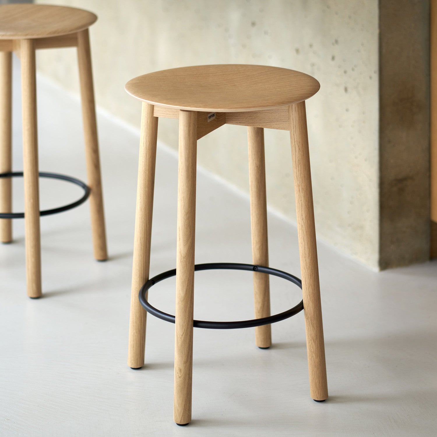 tiptoe-ssd-vollholz-barhocker-ko-zertifiziertes-holz-mit-stahl-fu-st-tze image 2