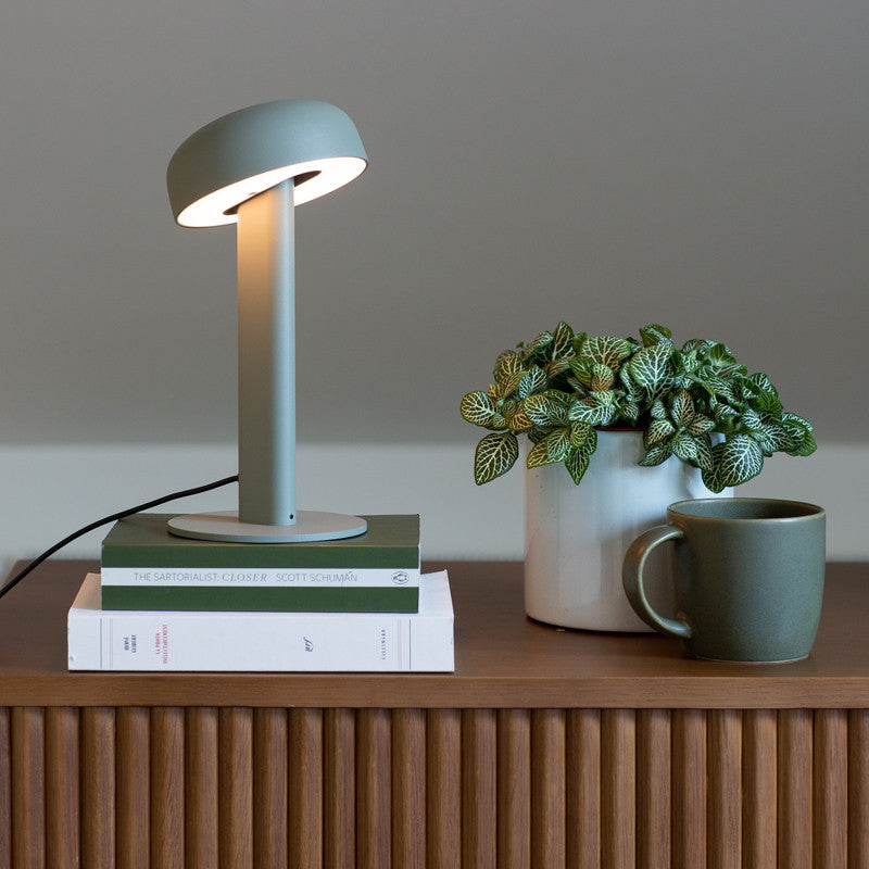 tiptoe-nod-tischlampe-minimalistische-designer-leuchte image 4
