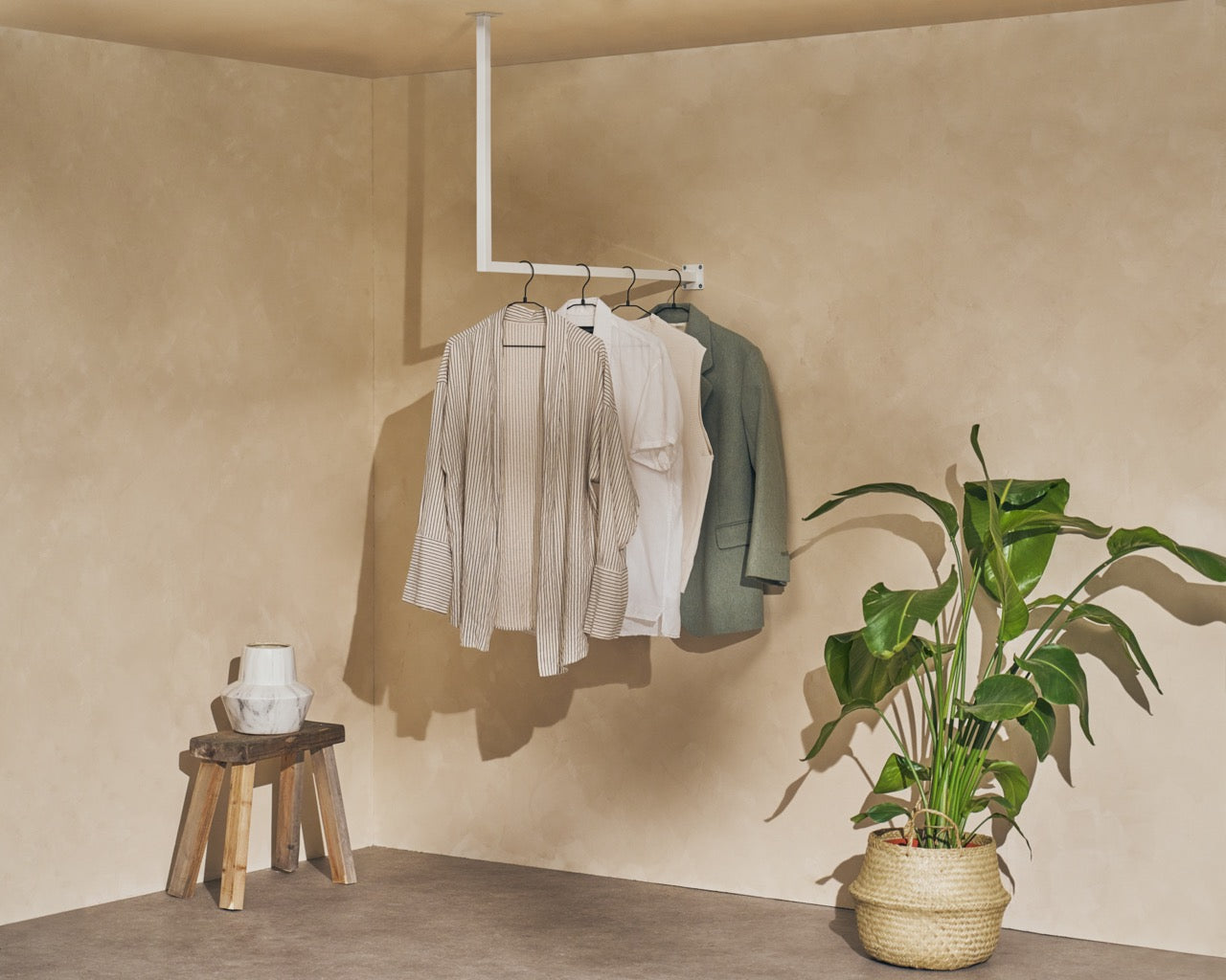 natural-goods-berlin-kleiderstange-bereck-decke-l-form-schwarz image 6