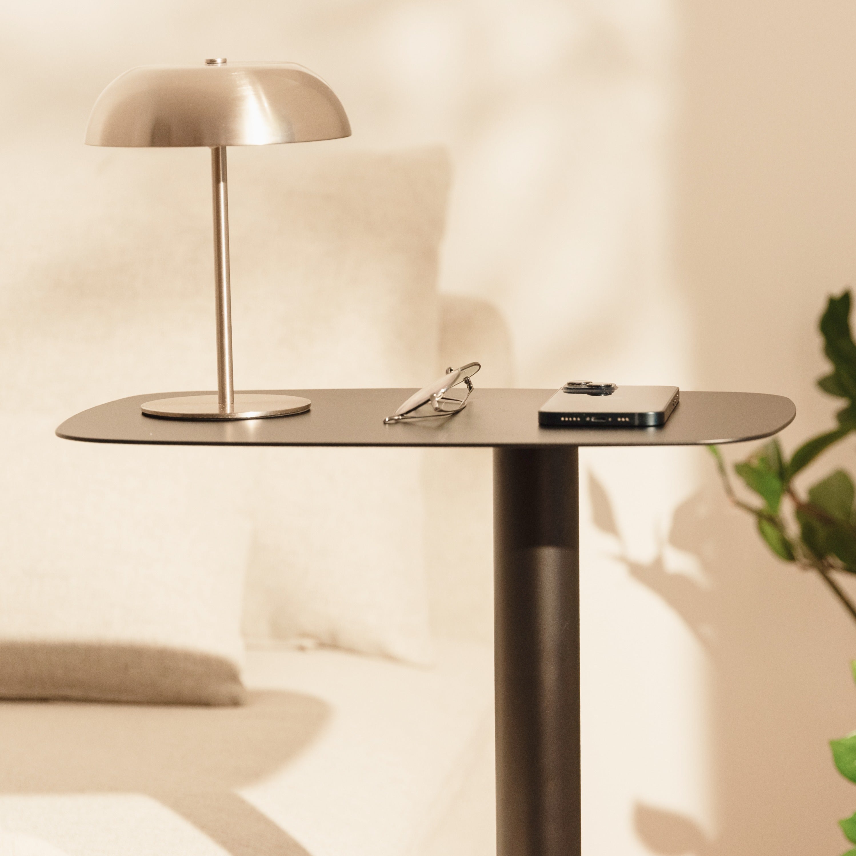 natural-goods-berlin-lucia-beistelltisch-c-form-metall image 3