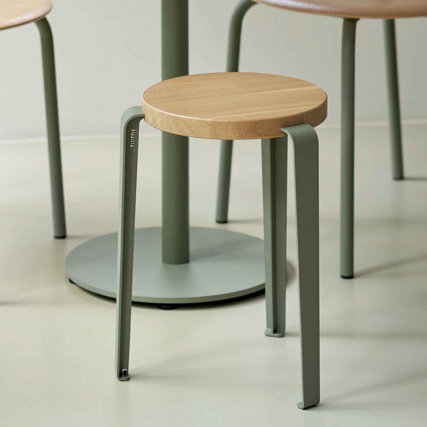 tiptoe-hocker-lou-massive-eiche-mit-stahlgestell-stapelbar image 2