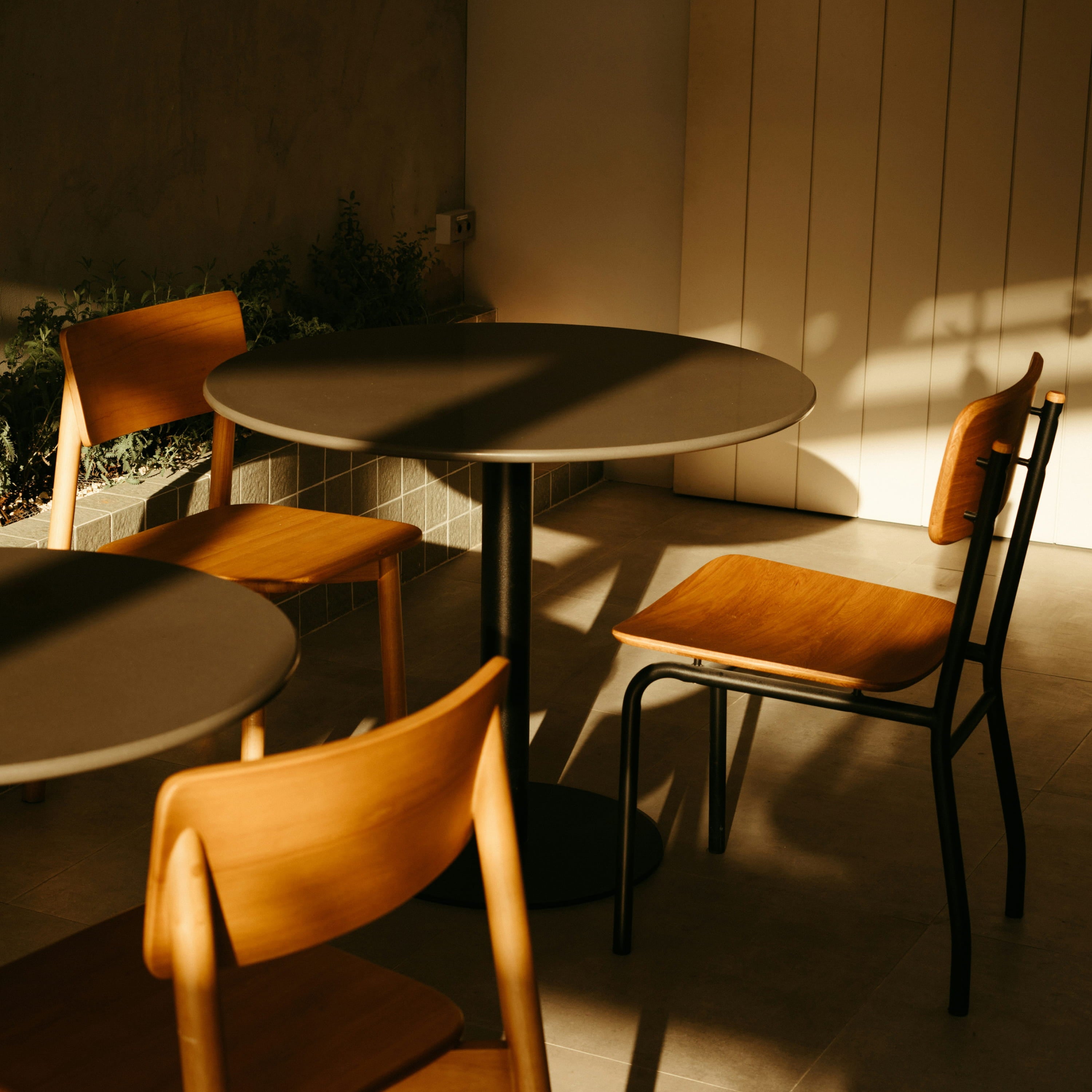 natural-goods-berlin-single-rund-bistrotischgestell-tischs-ule-metall image 2