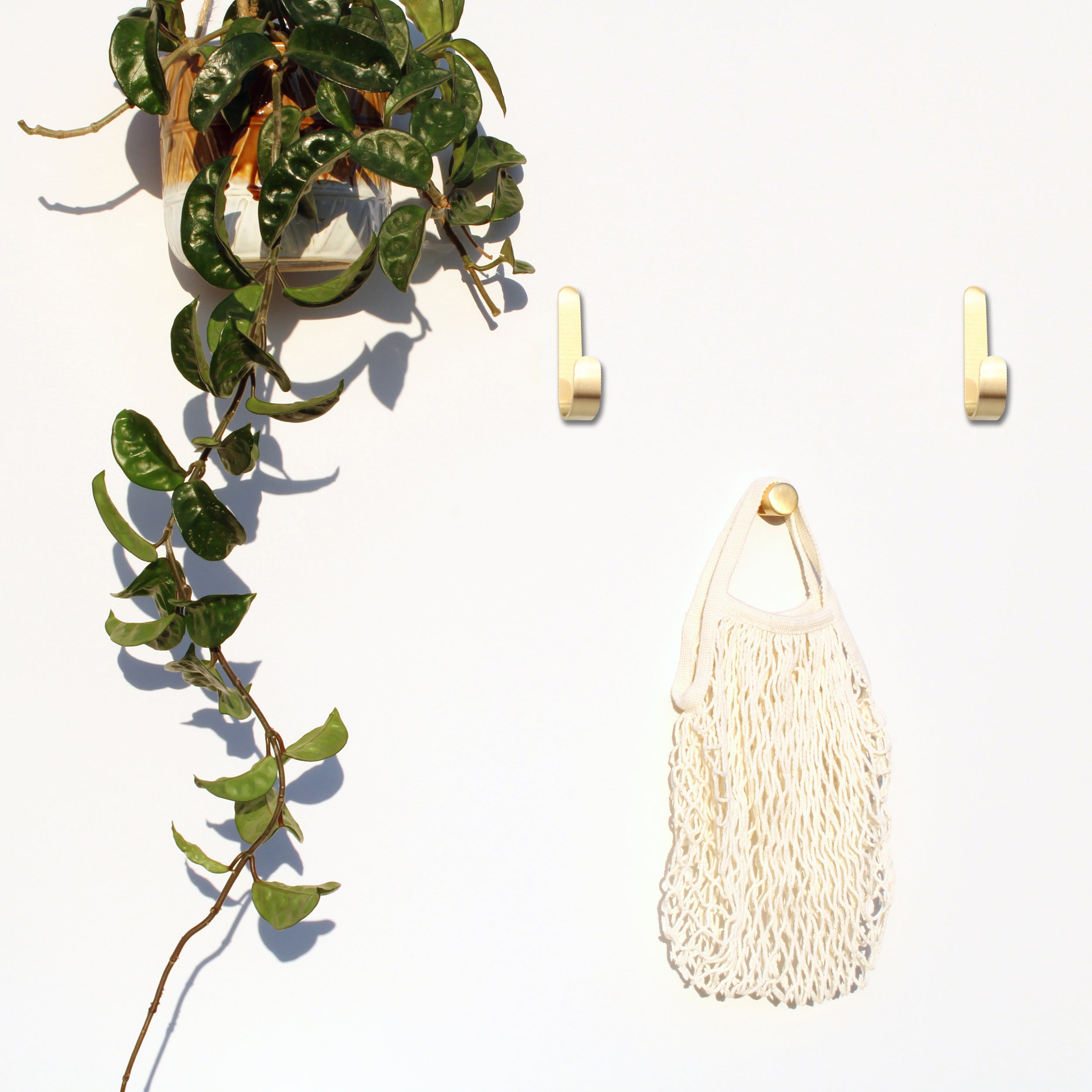 natural-goods-berlin-gard-wandhaken-jot-selbstklebender-wandhaken-in-gold-optik- image 3