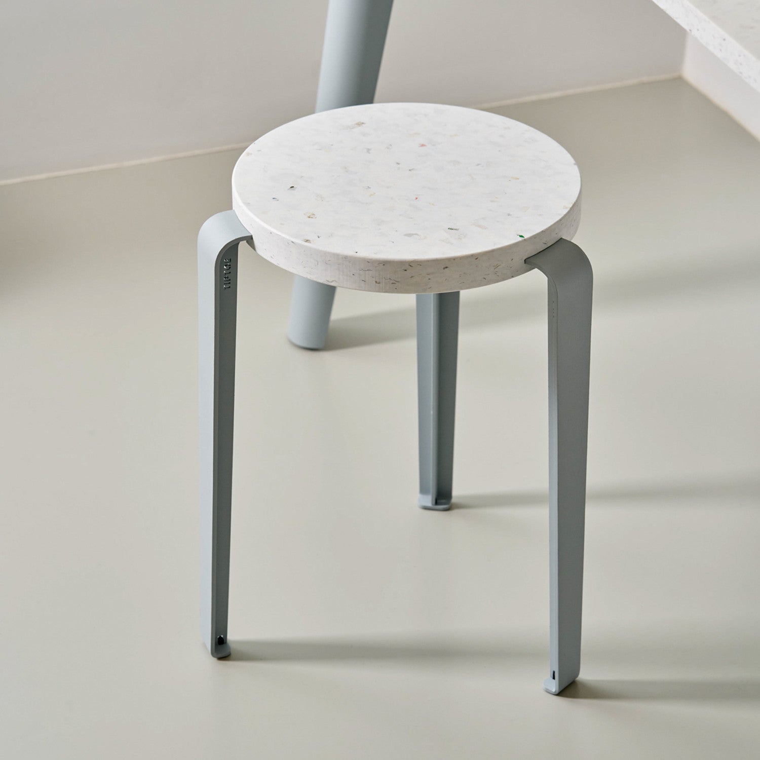 tiptoe-hocker-lou-recycelter-kunststoff-venezia-stapelbar image 2