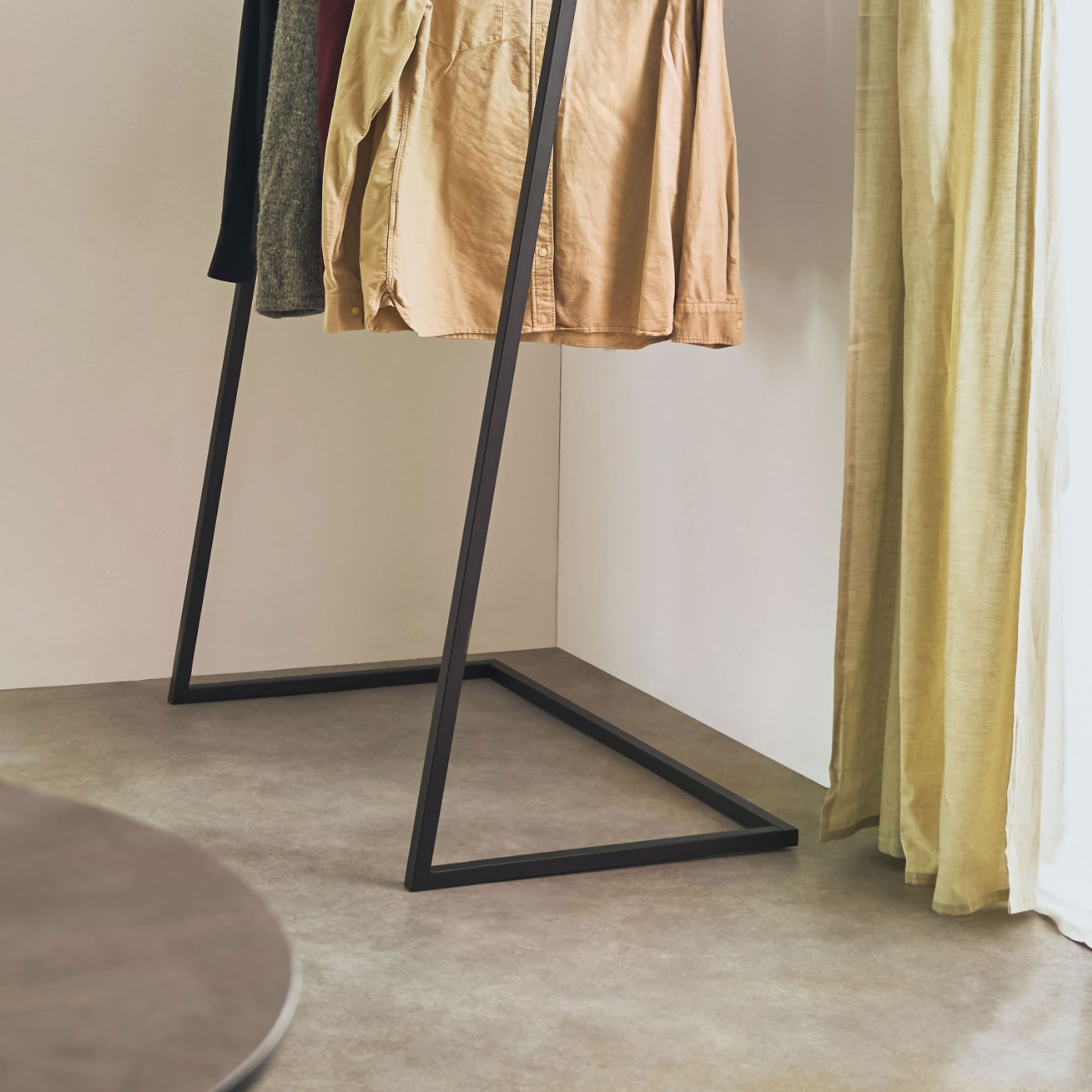 natural-goods-berlin-kleiderst-nder-l-form-freischwingende-garderobe-filigran image 6