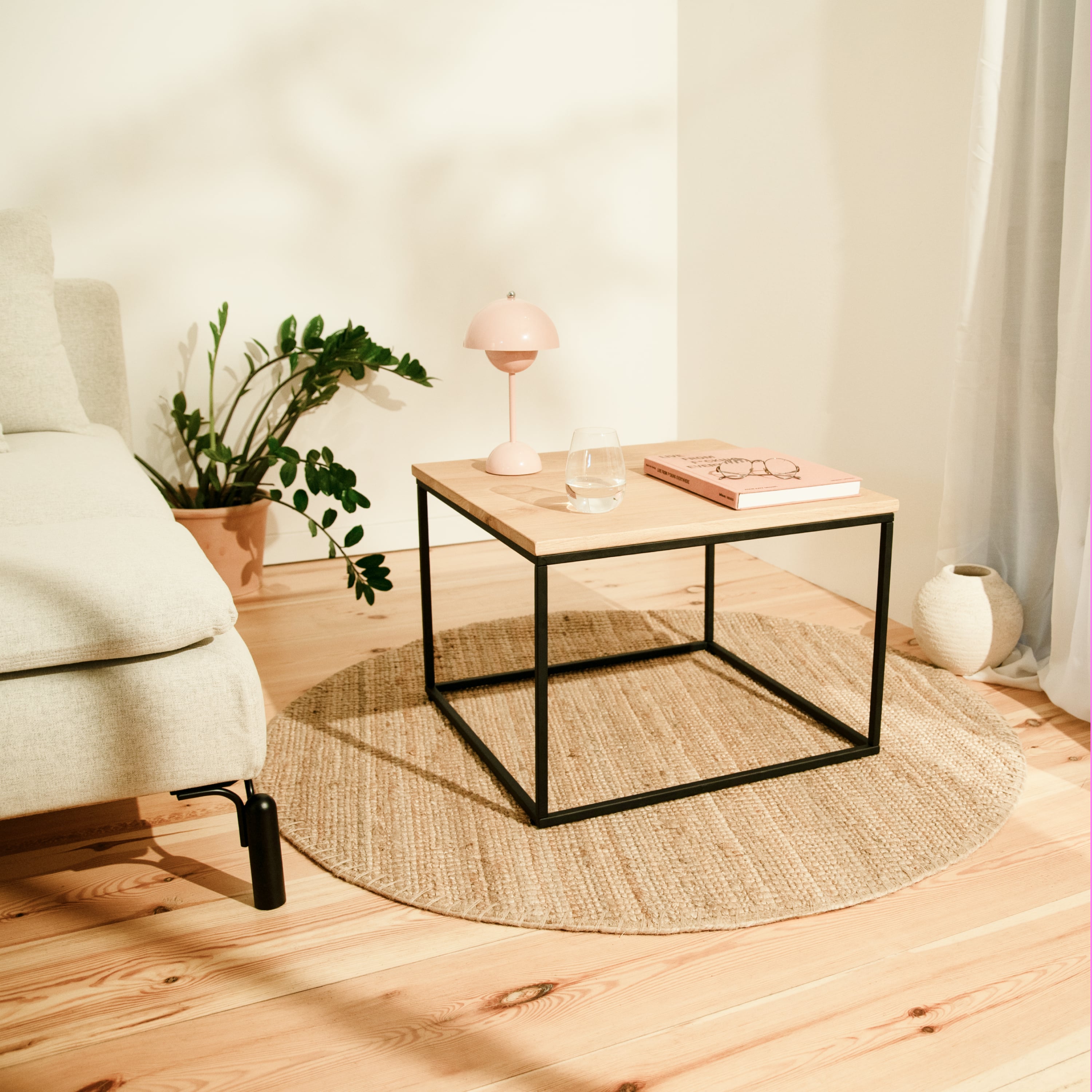 natural-goods-berlin-couchtisch-cube-quadratischer-beistelltisch-stahlgestell image 6
