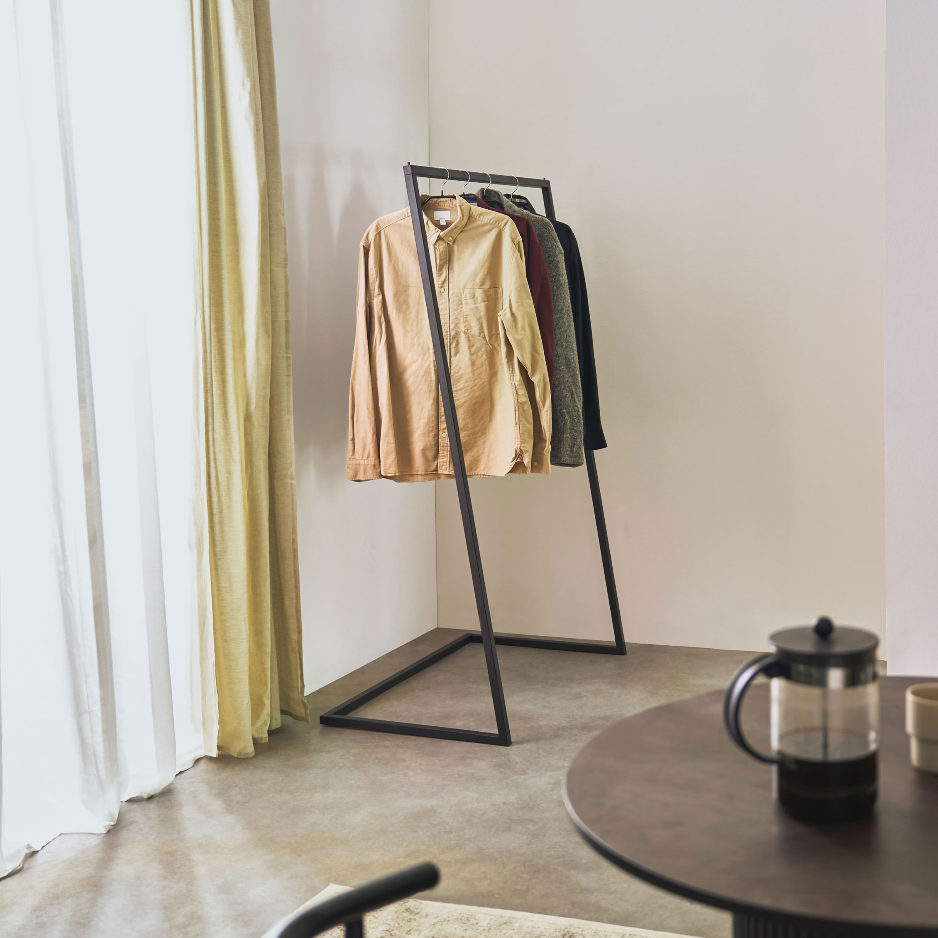 natural-goods-berlin-kleiderst-nder-l-form-freischwingende-garderobe-filigran image 2