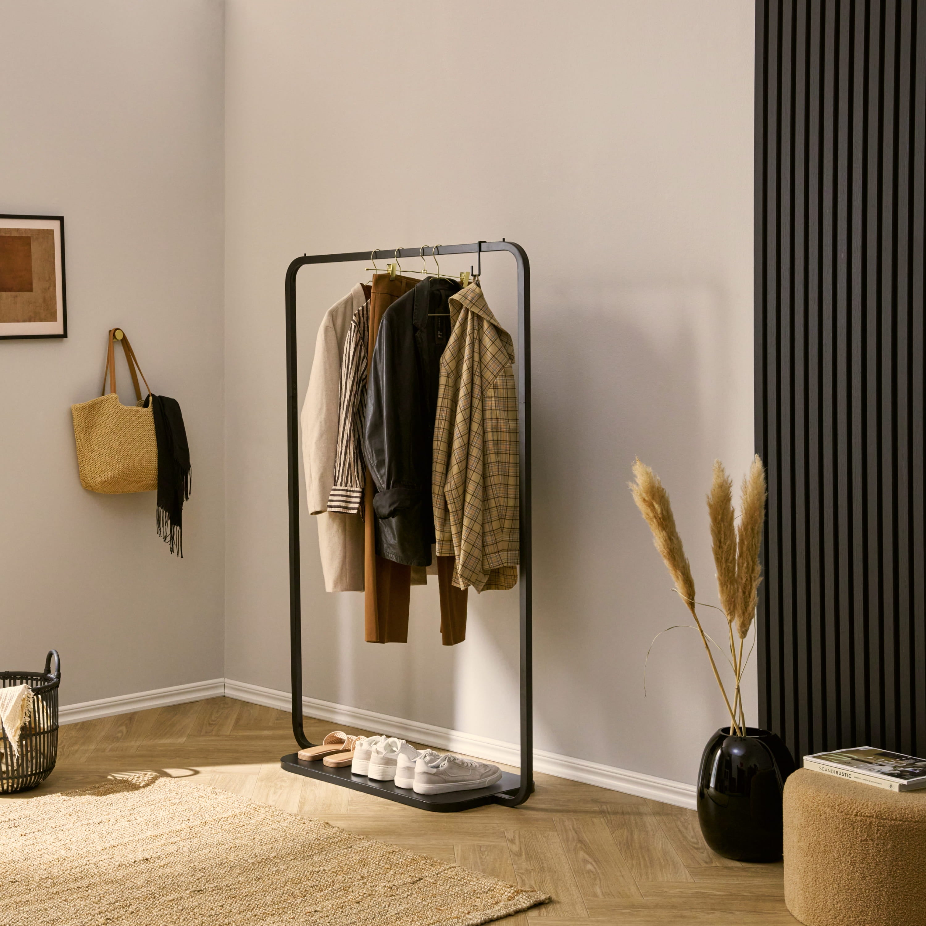 natural-goods-berlin-kleiderst-nder-radius-offene-metall-garderobe-mit-schuhabla image 2
