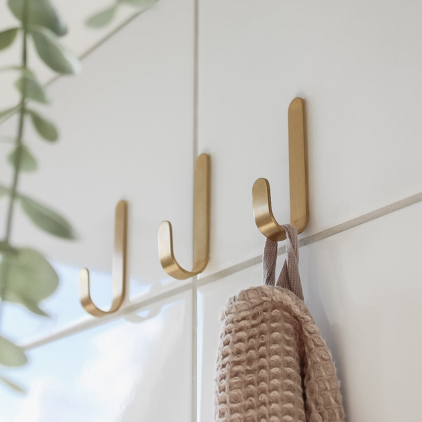 natural-goods-berlin-gard-wandhaken-jot-selbstklebender-wandhaken-in-gold-optik- image 7