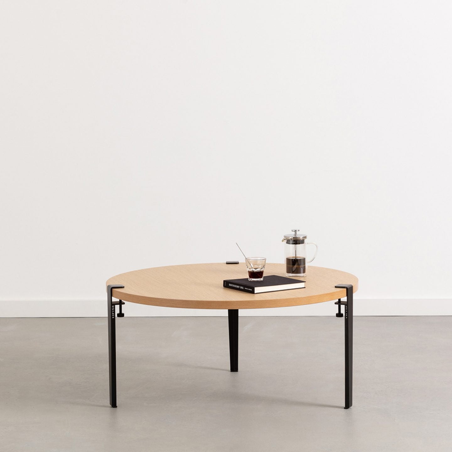 tiptoe-runder-couchtisch-90cm-massive-eiche-3-stahlbeine-43cm image 3