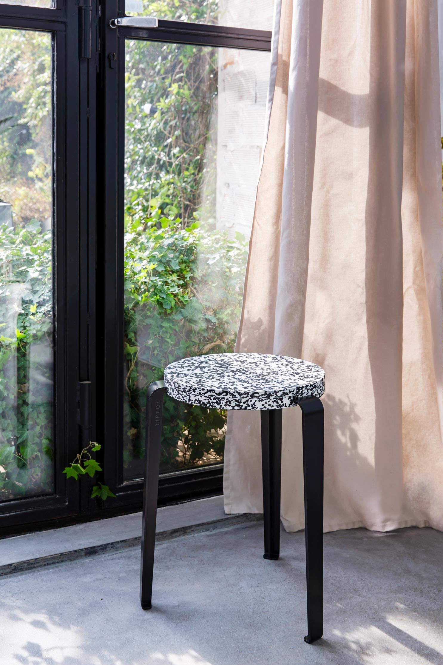 tiptoe-hocker-lou-recycelter-kunststoff-macchiato image 4
