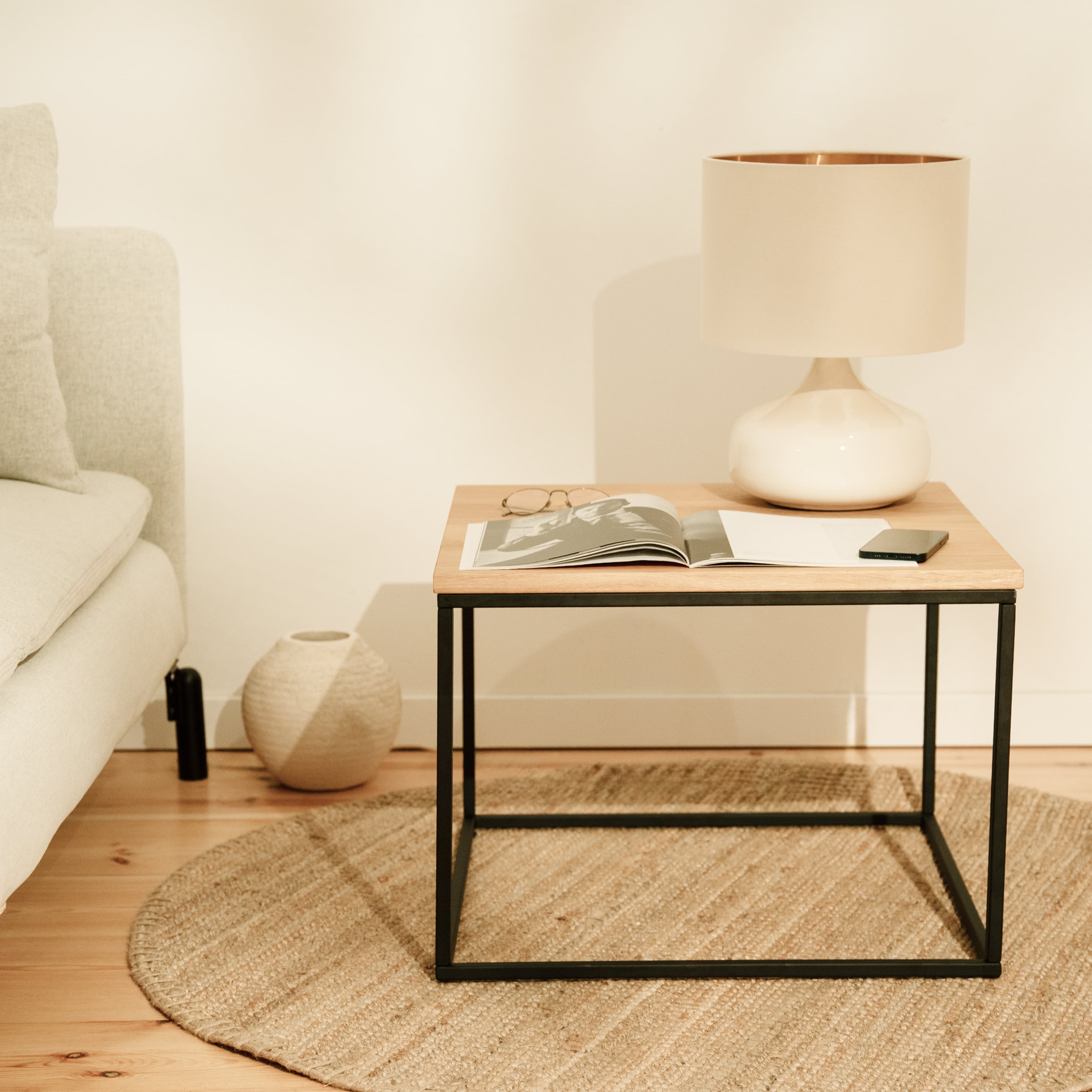 natural-goods-berlin-couchtisch-cube-quadratischer-beistelltisch-stahlgestell image 2
